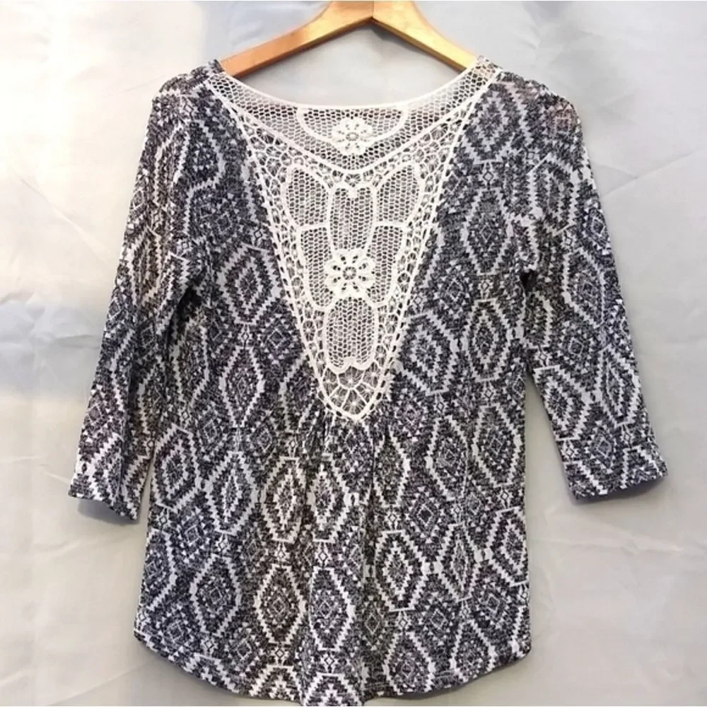 Aeropostale sweater/shirt   - Picture 2 of 4